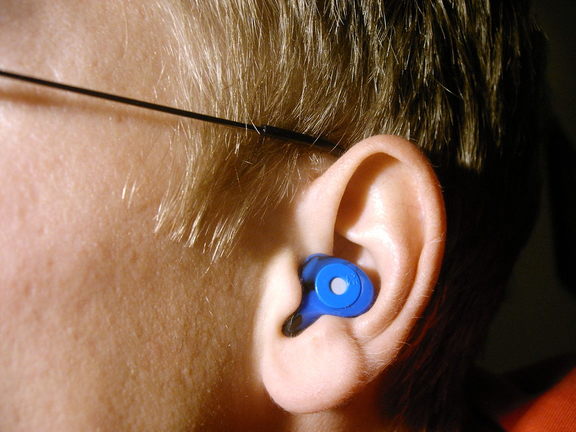 Une oreille avec une protection auditive