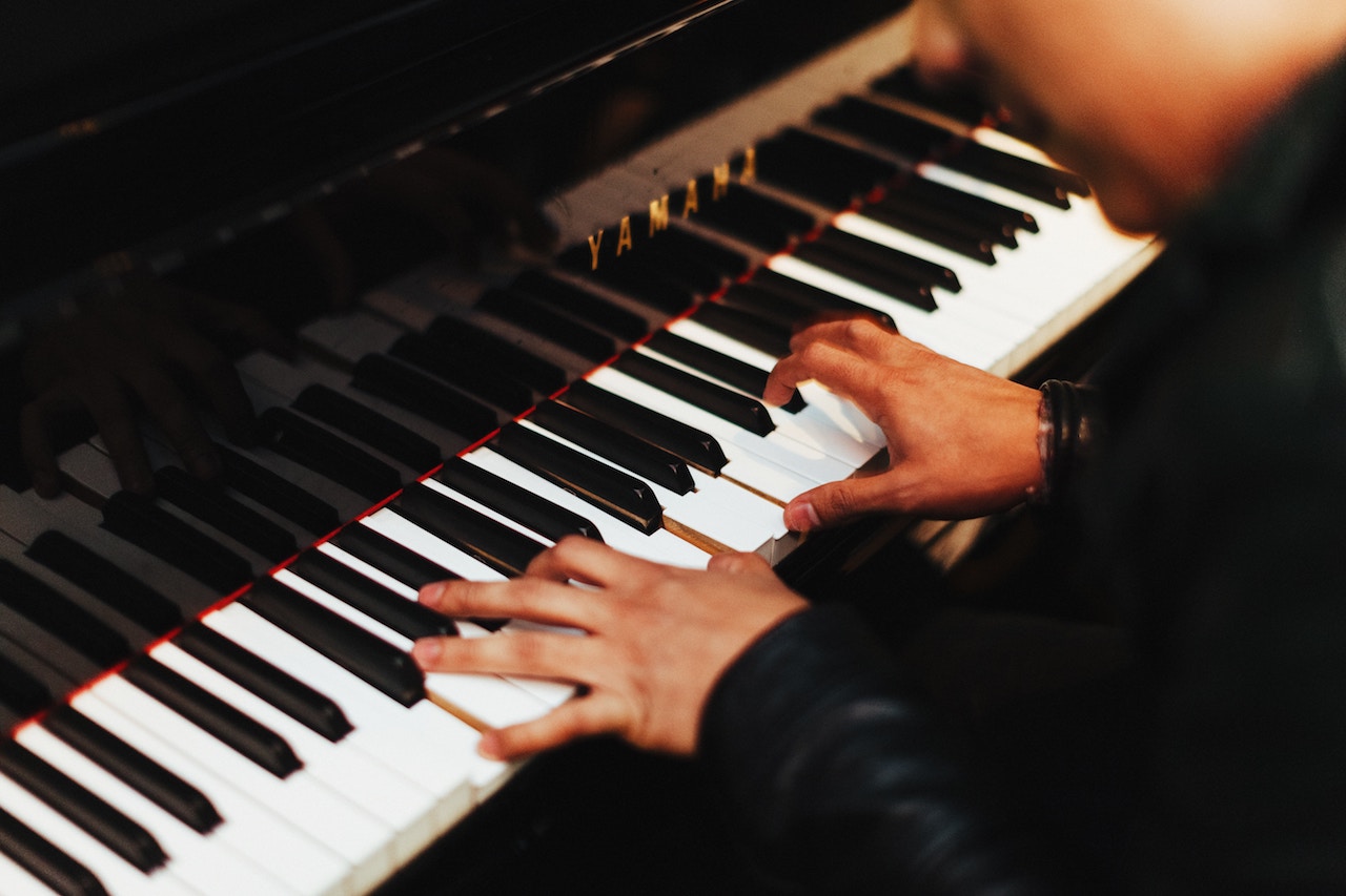 Un homme qui joue un piano à queue