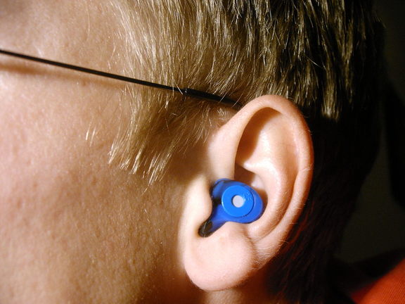 Somebody wearing an earplug